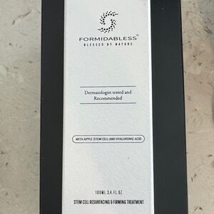 Stem Cell Resurfacing & Firming Treatment - Black and White